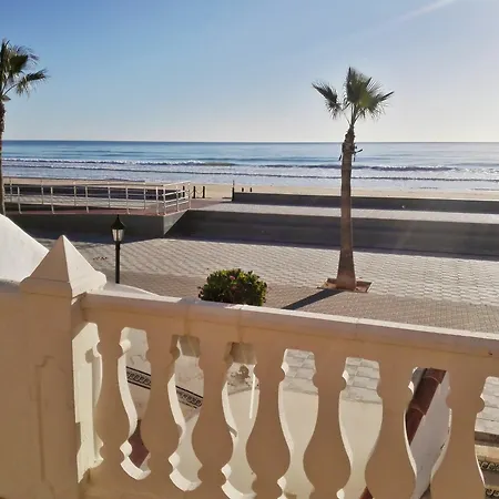 Sunny, 3-bedroom House In Oropesa With A Furnished Terrace And Sea Views - 20... Apartment